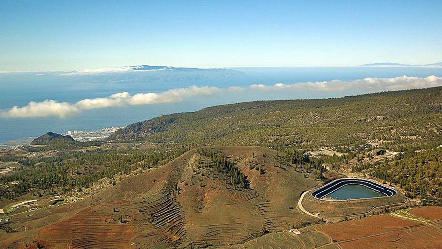 Con 17 m y 0,278 hm3, en la frontera de la Corona Forestal del municipio de Vilaflor, fue una vieja aspiración de los chasneros, para el riego de unas 350 hectáreas de terreno dedicadas al cultivo de la papa, que el Consejo Insular de Aguas llevó adelante en la margen derecha del Barranco de la Vica, a la cota 1.300 m, el emplazamiento de mayor altitud de las Canarias occidentales  [Foto 2009].