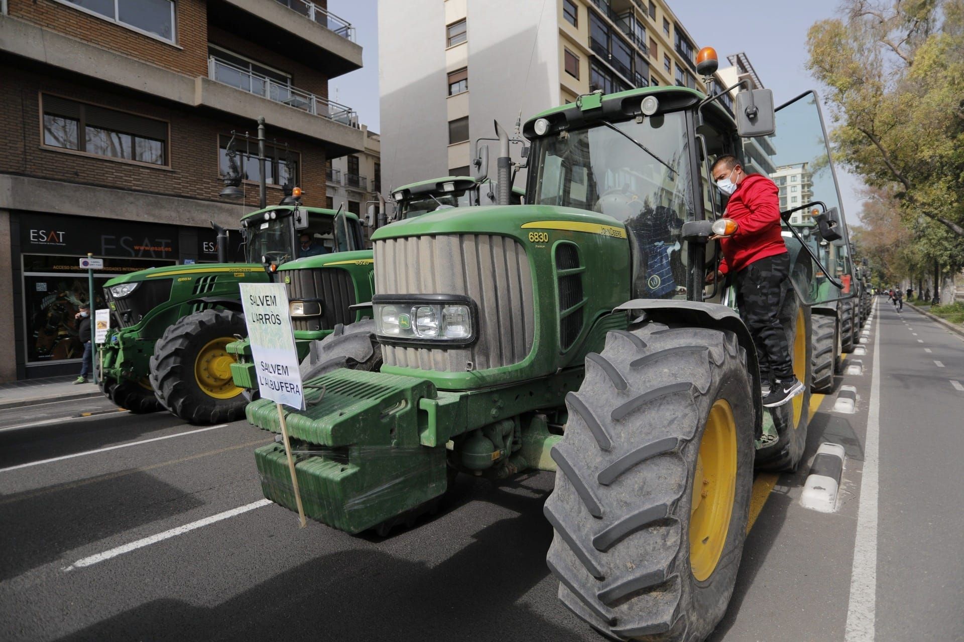 Tractorada de arroceros por el centro de València