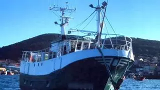 Remolcado un pesquero con cuatro tripulantes por quedar sin máquina frente a Muxía