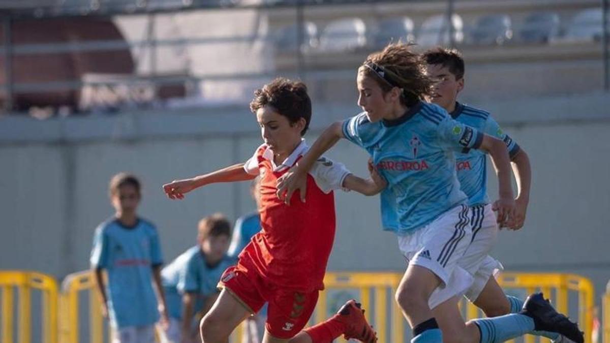 David Sueiro conduce la pelota en un partido con el Celta.