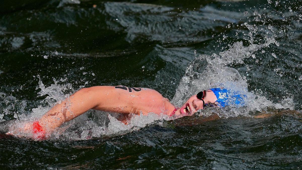 Mateo García nada en una prueba del Campeonato de Europa de París.