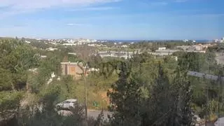 Oportunidad en Ibiza: piso de dos habitaciones con terraza acristalada y vistas al mar