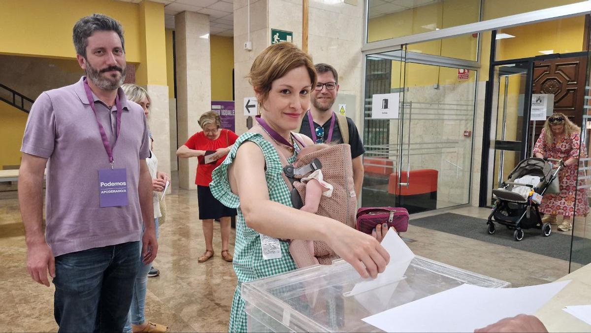 Elvira Medina, candidata de Podemos, en su colegio electoral