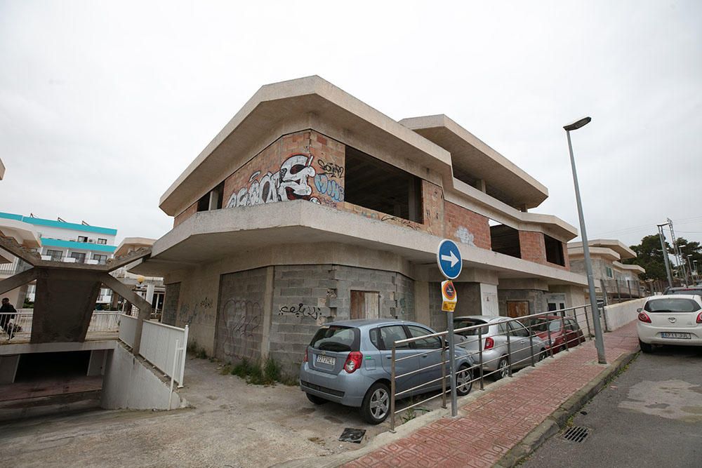 Edificios abandonados en Cala de Bou