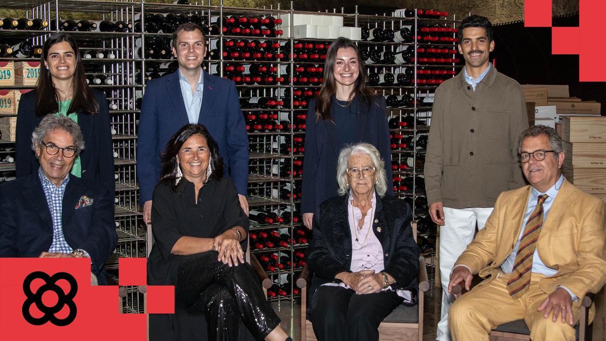 De izquierda a derecha y de arriba a abajo, ocho miembros y tres generaciones de la familia Mestres: Cristina Aura, Pol Lligoña, Inés Larrea y David Aura; y Josep Maria Lligoña, Elena Mestres, Elena de Mestres y Joan Aura (dueño de la bodega junto a sus hijos David y Cristina). / El Periódico