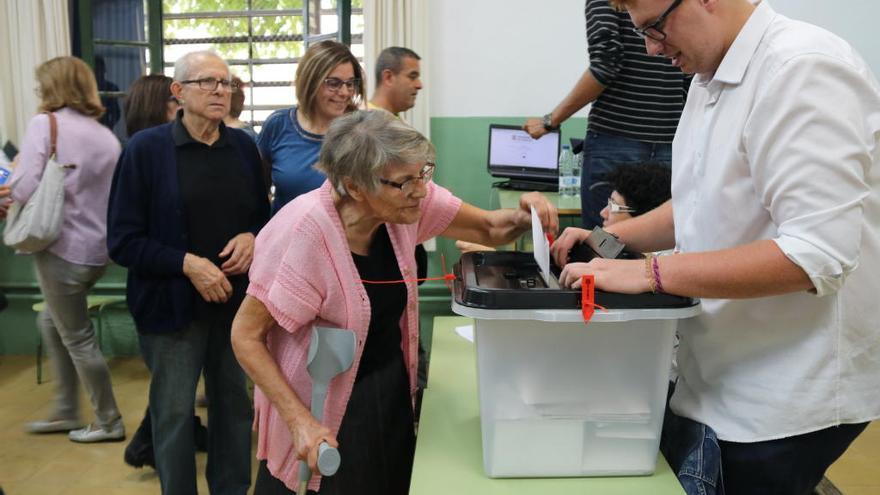 Una senyora gran votant a l&#039;Institut Ramon Muntaner de Figueres