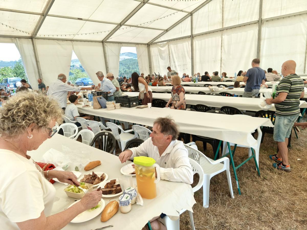 Así fue la V Comilona de las fiestas de Ferroñes, en Llanera