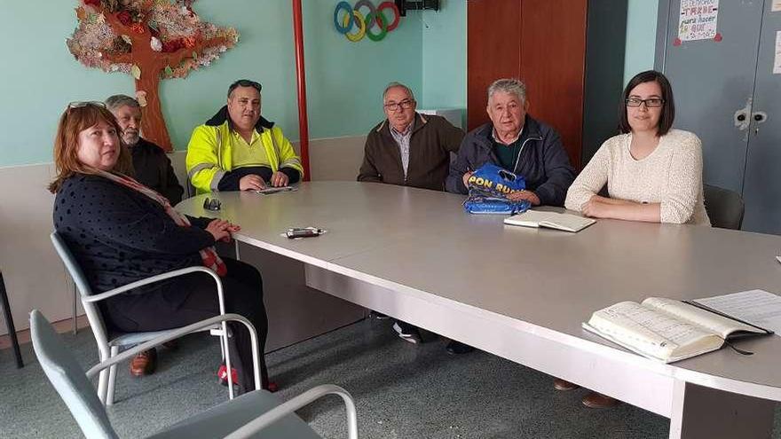 La concejala Tania Castro (dcha.) con los representantes de las cofradías, ayer, en el Concello. // G.N.