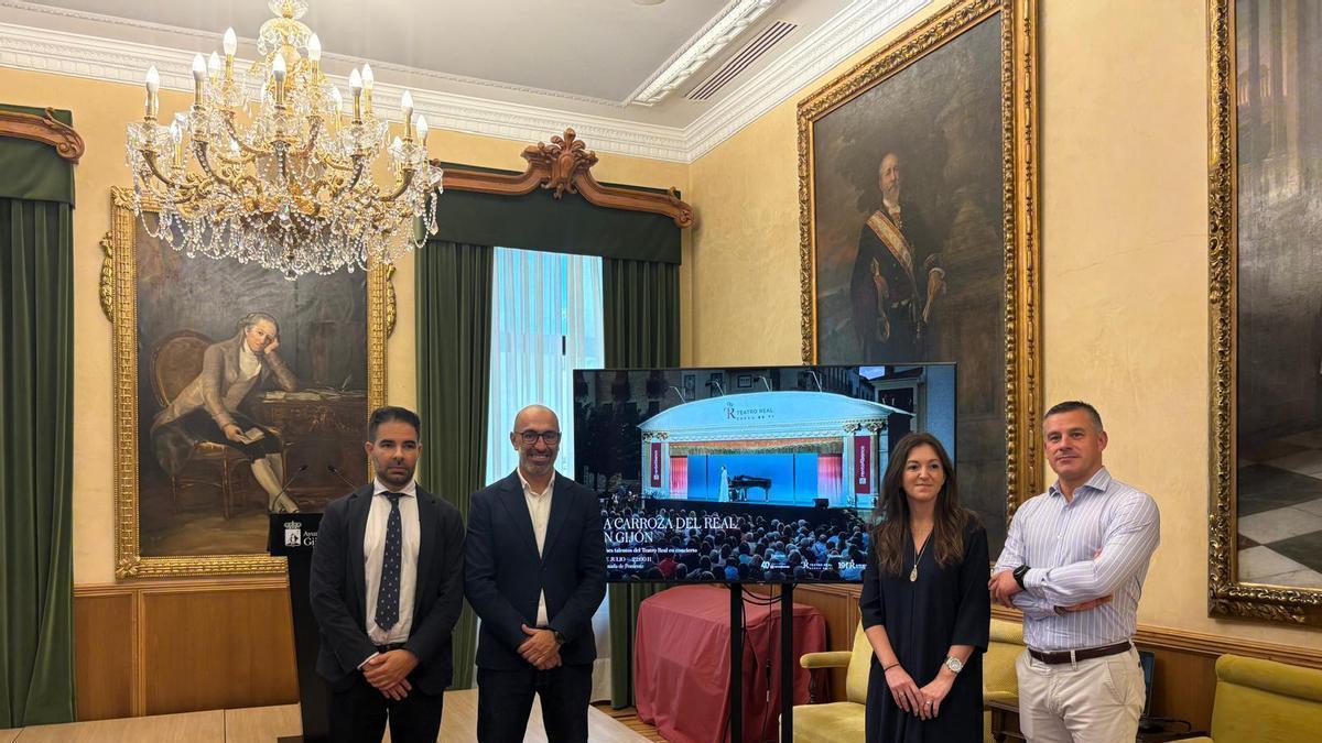 Por la izquierda a derecha, Antonio López, Oliver Suárez, Lourdes Sánchez-Ocaña y Julio Zapatero en la presentaciñon de la Carroza del Real