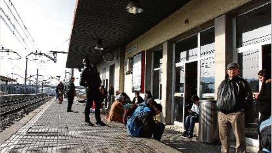 Passatgers esperant el tren a l&#039;andana de l&#039;estació de Mollet del Vallès, ahir al matí.