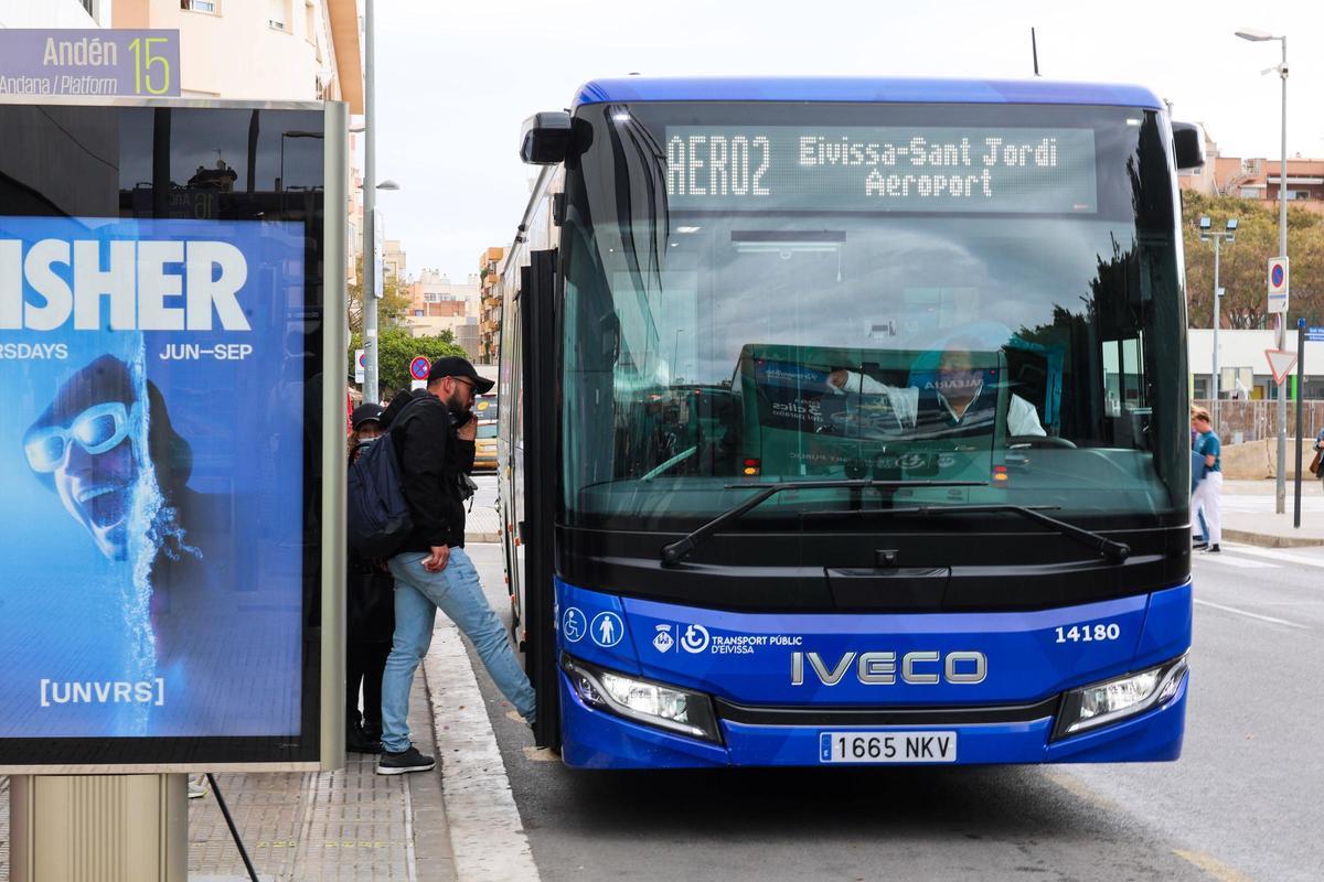 Pasajeros suben al autobús que va al aeropuerto.