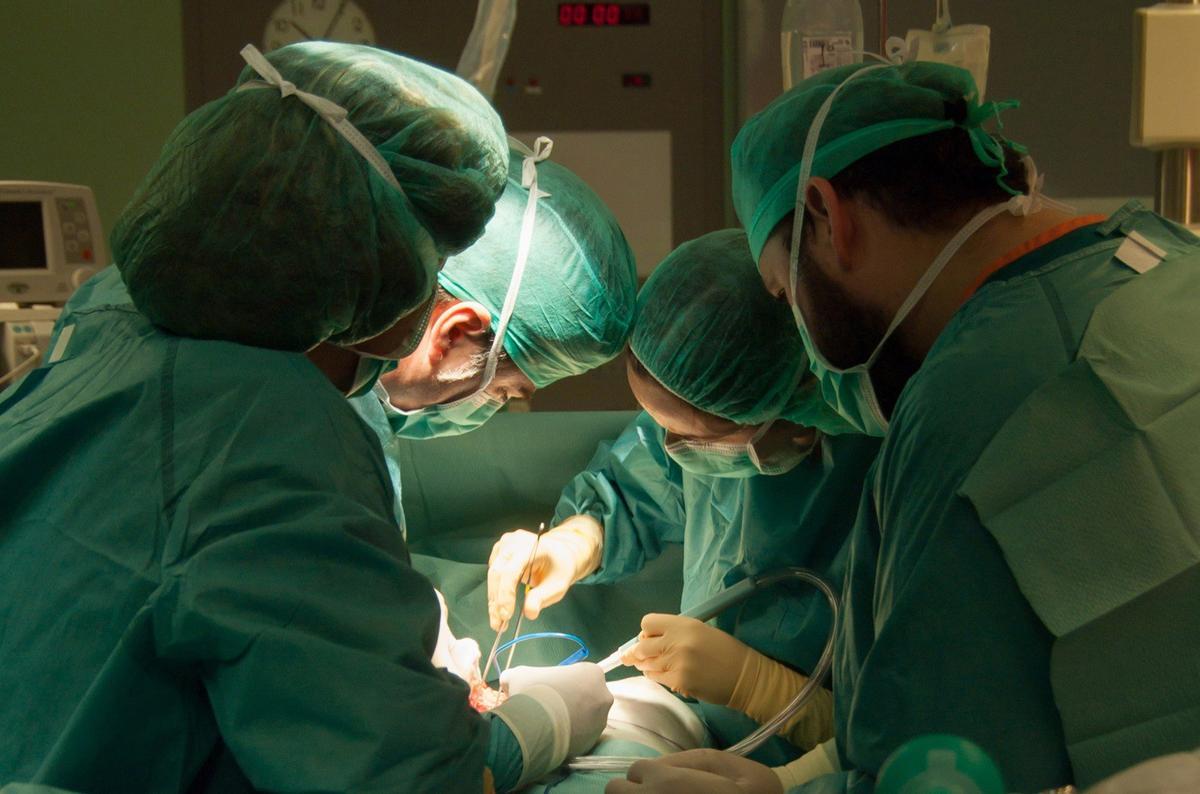 Operación de trasplante de órganos.