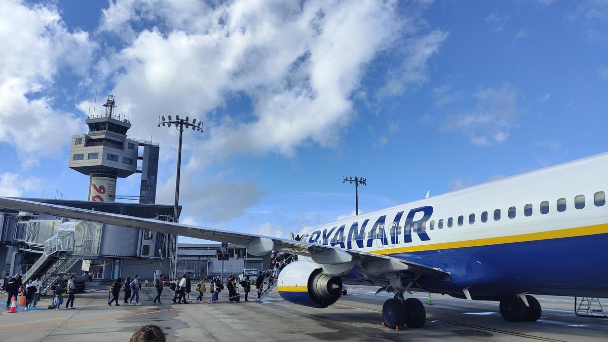 Un avión de Ryanair en el aeropuerto de Vigo antes de poner rumbo a Londres