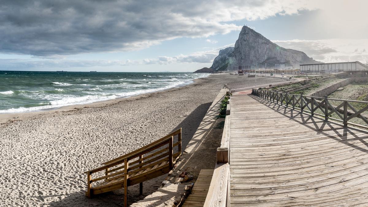 Vista a través de pasarela de madera hacia el Peñón de Gibraltar en La Linea de la Concepción