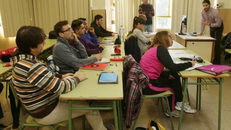 Un grupo de alumnos durante una de las clases en el IES María Enríquez de Gandia.