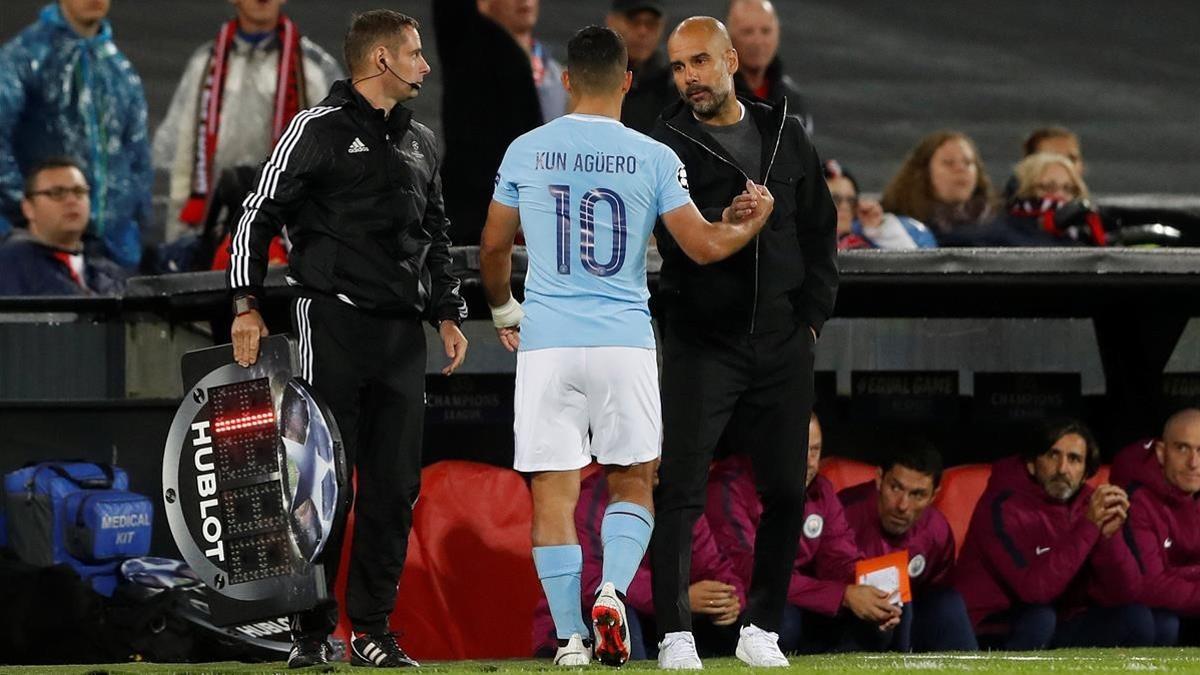 Guardiola saluda al Kun Agüero tras ser sustituido en el minuto 60 ante el Feyenoord.