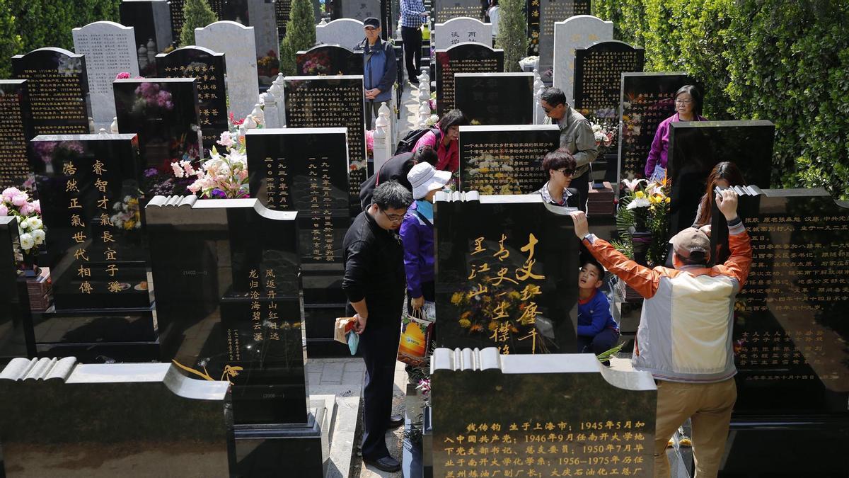WU05 PEKÍN (CHINA) 04/04/2016.- Varias personas visitan las tumbas de familiares durante la celebración del Festival Qingming en el cementerio de Babaoshan en Pekín (China) hoy, 4 de abril de 2016. China conmemora el Festival Qingming visitando a sus muertos, adecentando sus tumbas y realizando ofrendas a sus ancestros.