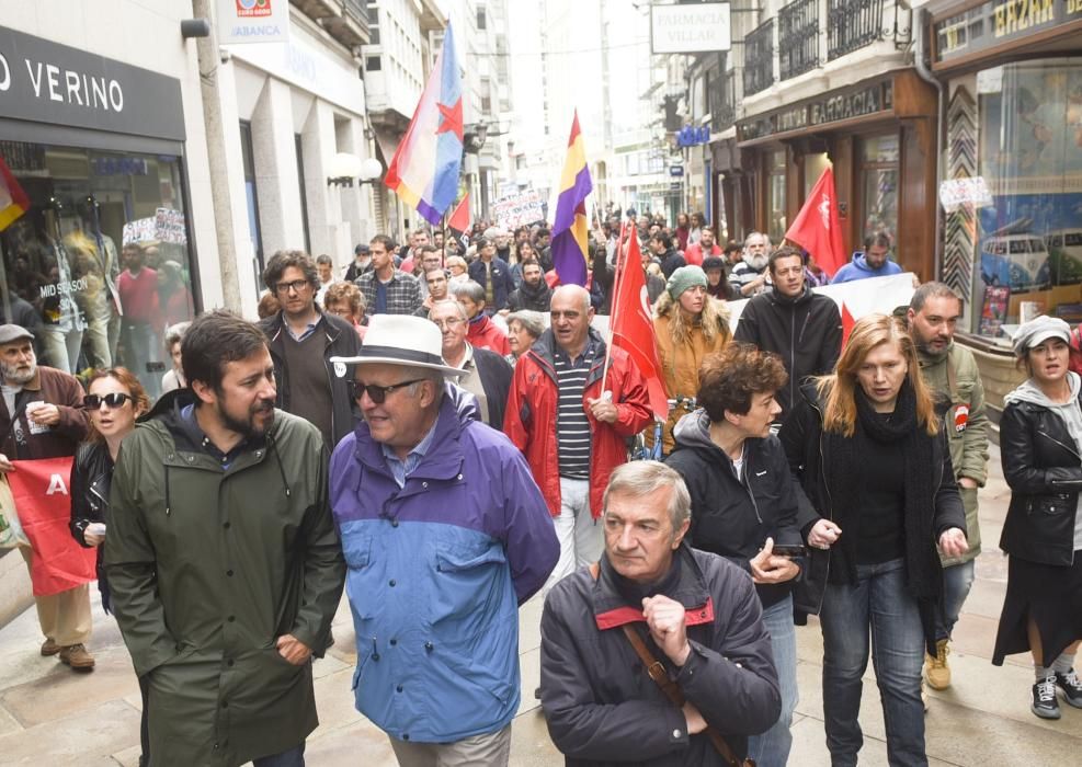 Unas 4.000 han secundado la manifestación convocada por UGT y CCOO que ha arrancado A Palloza y ha terminado en la plaza de Ourense, ante la Delegación del Gobierno en Galicia.