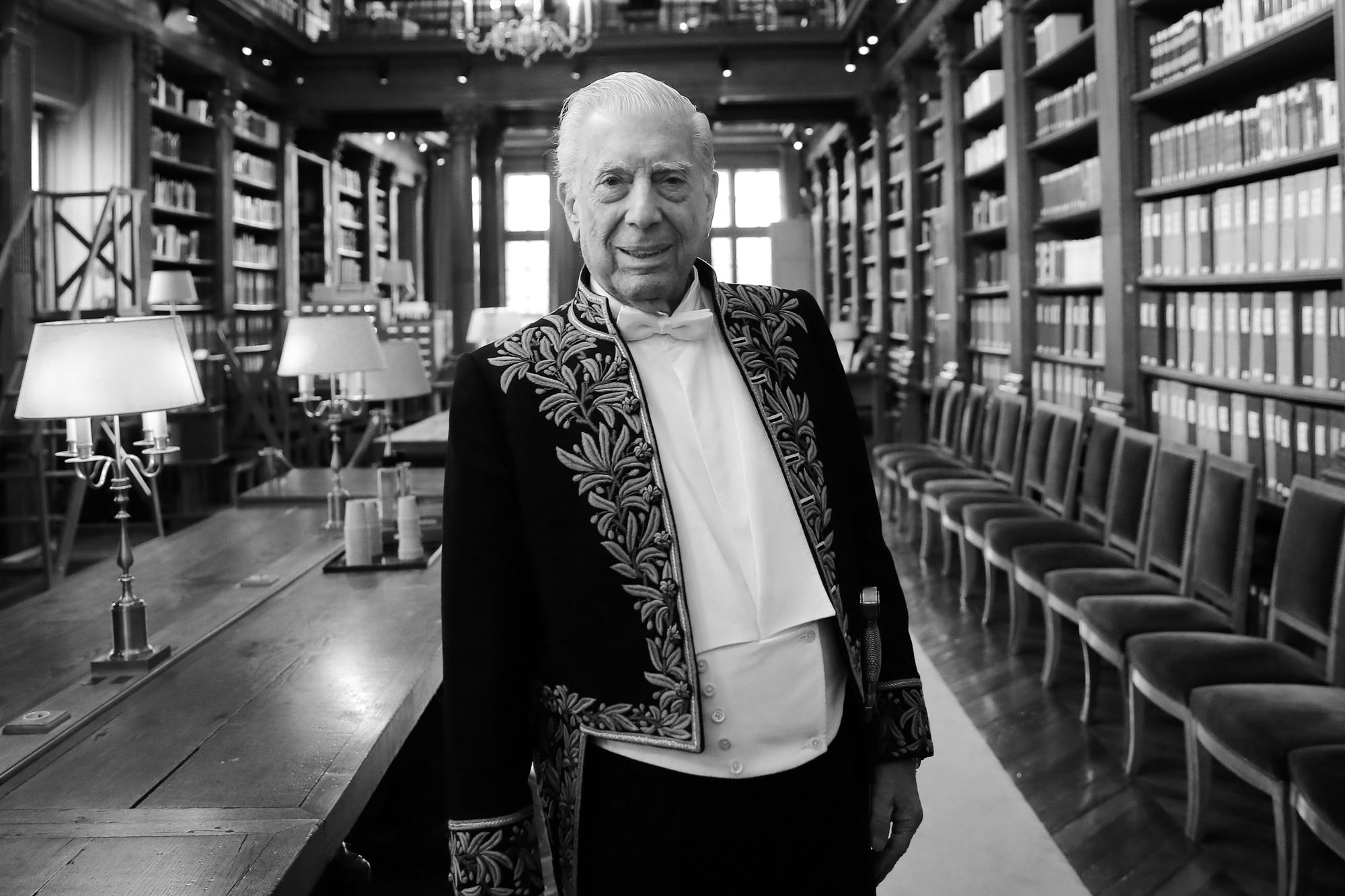 Mario Vargas Llosa, fotografiado en la Academia Francesa