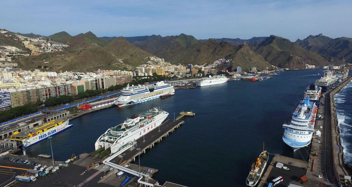 Port of Santa Cruz de Tenerife.  ed/lot