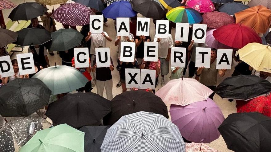 Paraguas contra las goteras en el IES Auga da Laxe de Gondomar