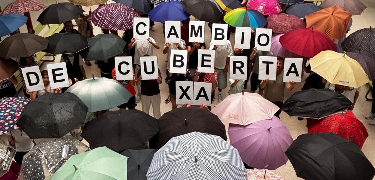 Cerca de un centenar de personas desplegaron sus paraguas a modo de protesta en el patio interior del centro. | FDV