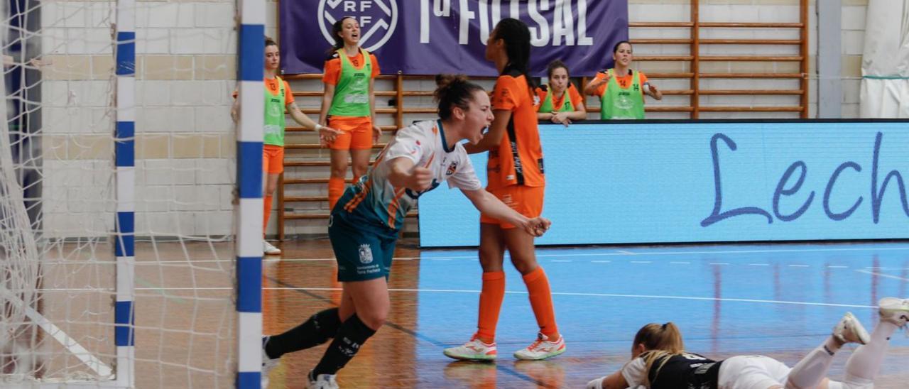 Noelia Montoro, a la izquierda, celebra el primer tanto del partido tras una asistencia de Mayte Mateo. A la derecha, la afición, que se volcó otra vez con su equipo. | LOYOLA PÉREZ DE VILLEGAS