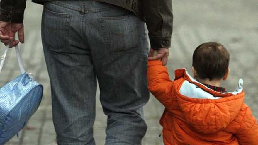 Un padre pasea con su hijo, en una imagen de archivo