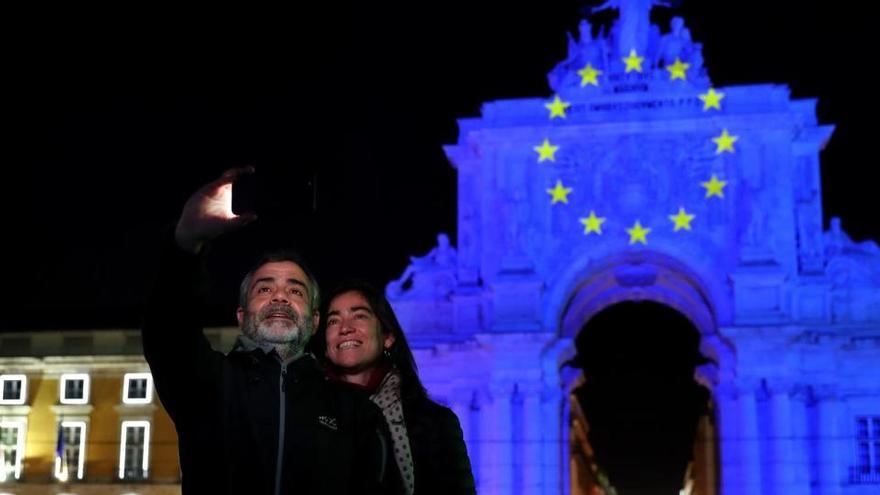 Dos personas se hacen un selfie en Lisboa.