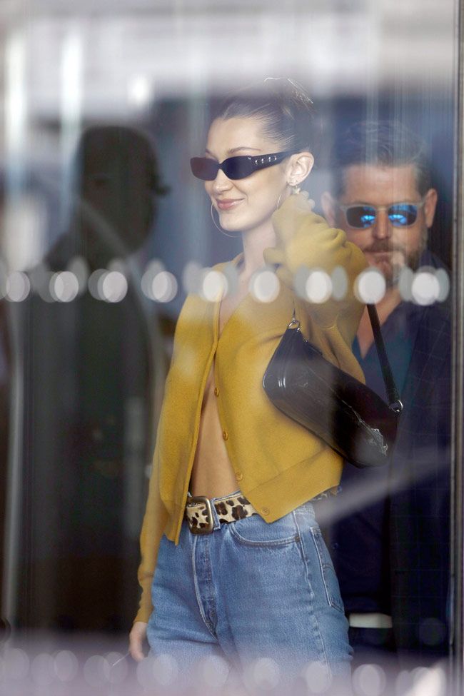 Bella Hadid lleva la punto abierta con pantalón 'mom jean'