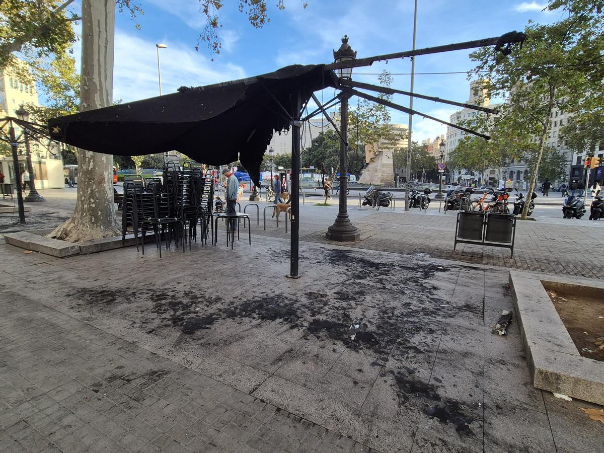 Uno de los parasoles calcinado en el café Zurich, en la plaza Catalunya, en Barcelona.