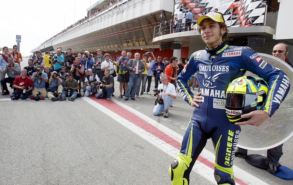 En la pretemporada de 2005 aún con Yamaha, posando en el Circuit de Montmeló .