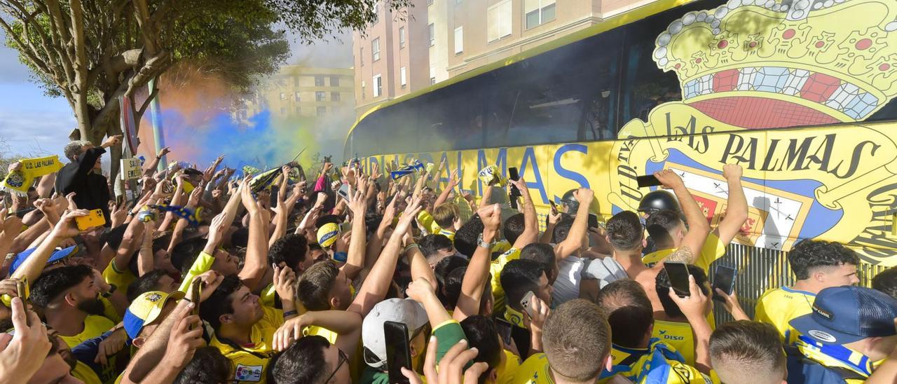 La afición de la UD, en el paso de la guagua, anima a la expedición de García Pimienta, el pasado sábado, en la previa al partido ante el Oviedo en Fondos de Segura.  | | ANDRÉS CRUZ