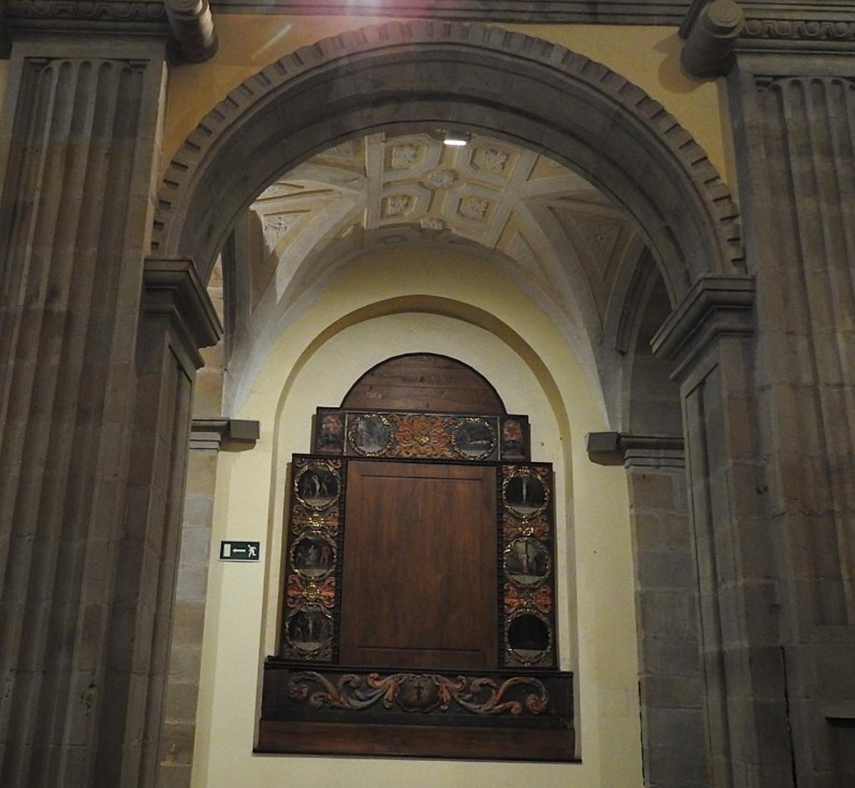 Copia en la colegiata de San Juan Bautista. De menor tamaño que el original sin la imagen central de Santa Eulalia y con los ocho medallones dispuestos de forma diferente.
