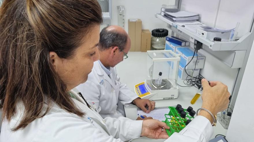 Covadonga Salgado, directora del Intecmar, analiza algunas de las muestras, ayer. | // FDV