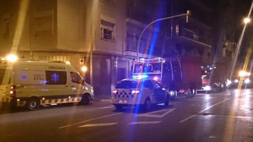 Els bombers apaguen un petit incendi en un pis de Manresa