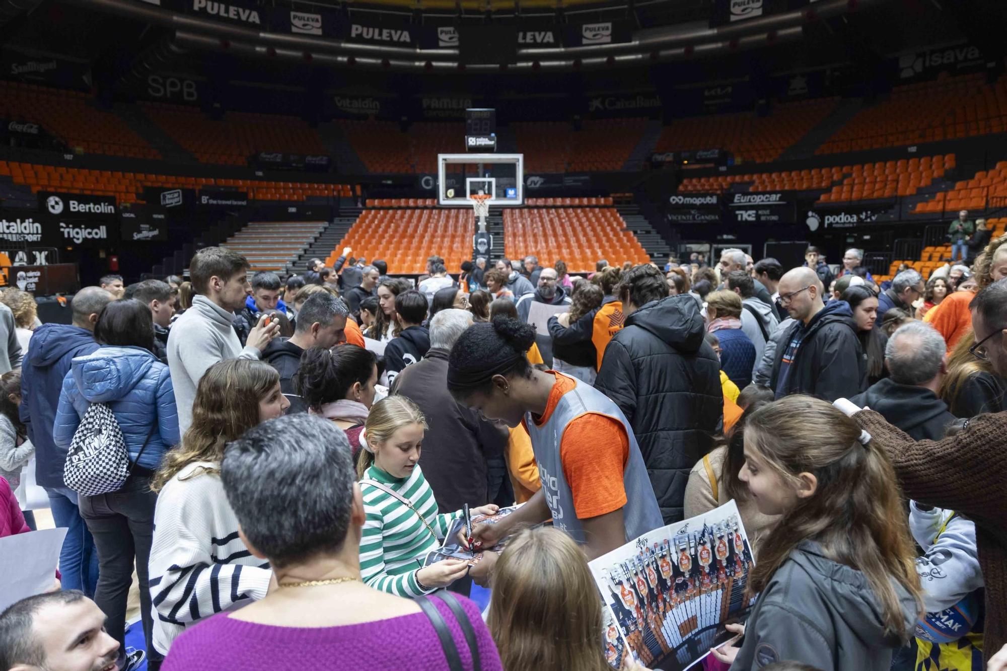 Entrenamiento abierto con la afición de Valencia Basket