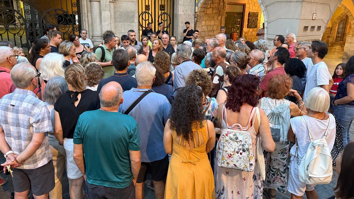 Veïns concentrats davant de l'Ajuntament de Girona just després de la reunió.