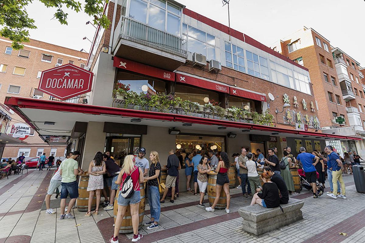 Docamar lleva cocinando sus famosas patatas bravas desde 1963