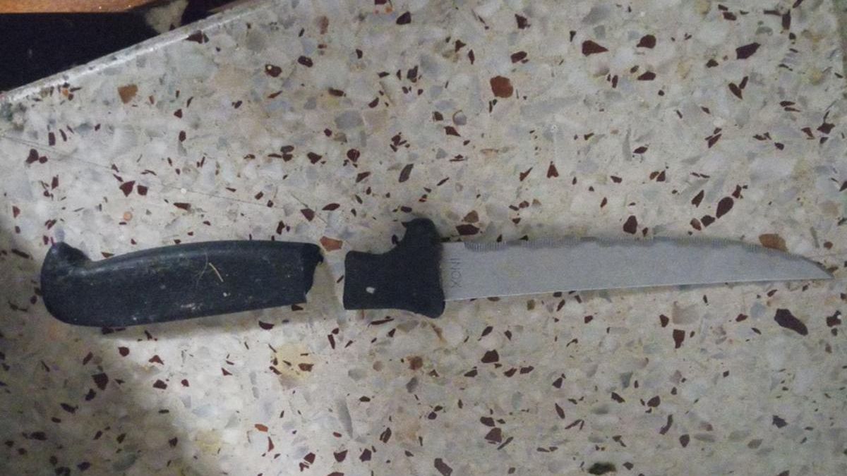 El cuchillo con el que amenazó a la mujer