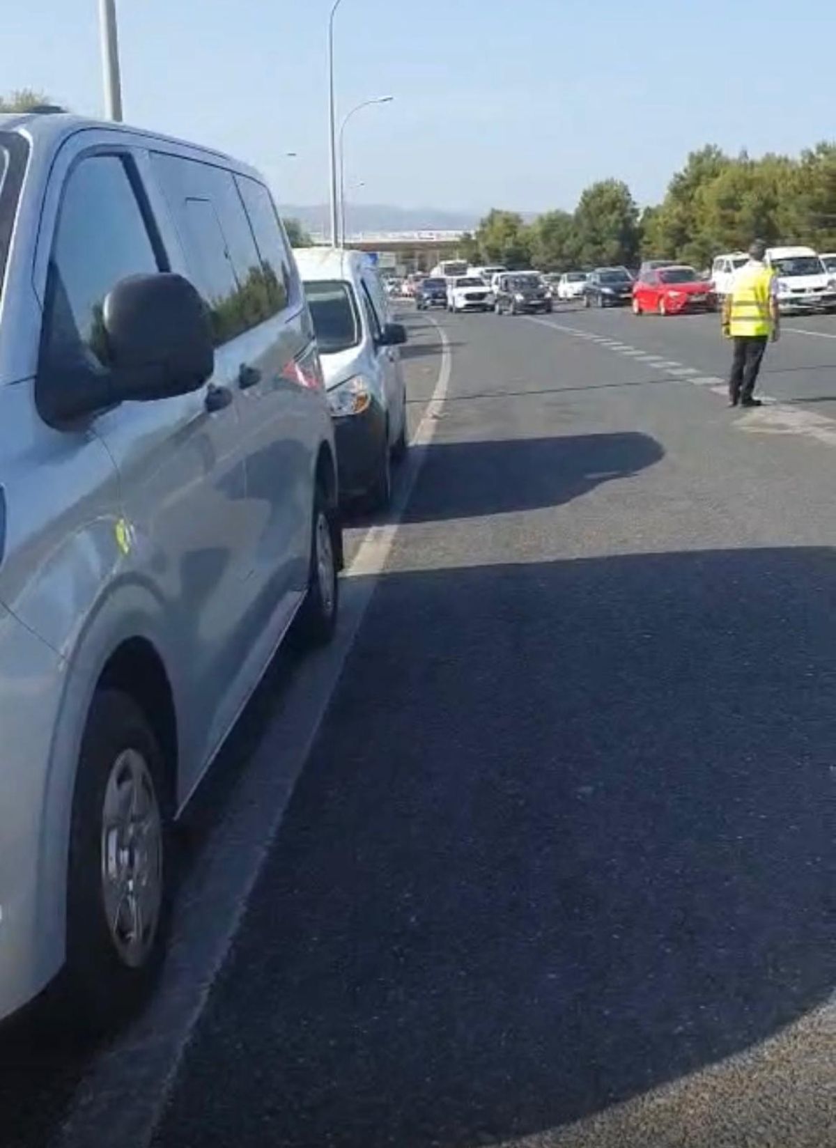 Vehículos preparados para transportar a los pequeños si no reparaban el autocar.