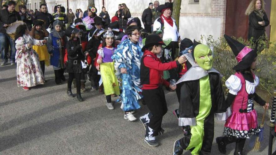 Los alumnos del colegio Virgen del Canto lucen disfraces al ritmo de una charanga