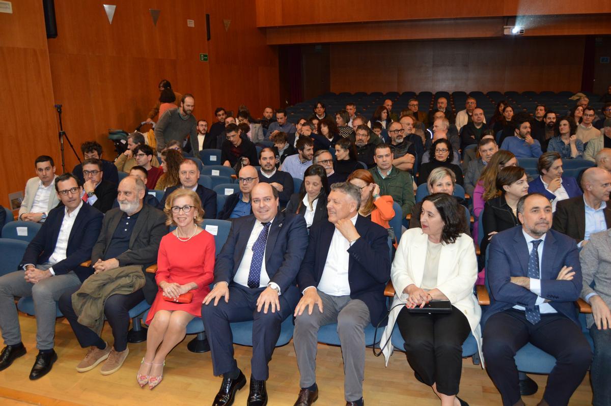 Algunas autoridades, entre el público presenta en la  gala celebrada en Sanxenxo