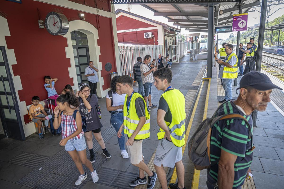 Viajeros de la R3, en Mollet, durante el primer día de corte de la línea por el desdoblamiento de vías hasta Parets