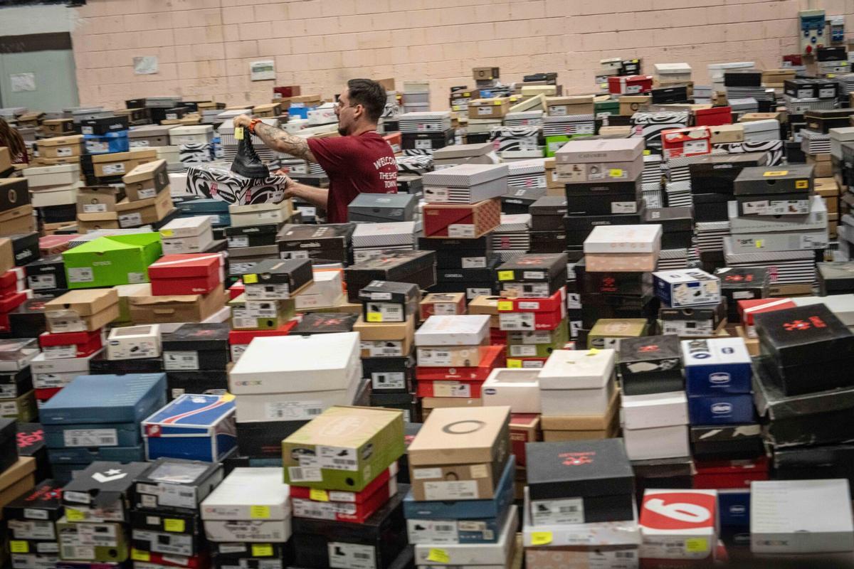 Ambiente en el outlet efímero de la cadena de zapaterías Casas, que ofrece descuentos en marcas como Converse, Aro o Camper, en Barcelona, el 22 de octubre de 2025.