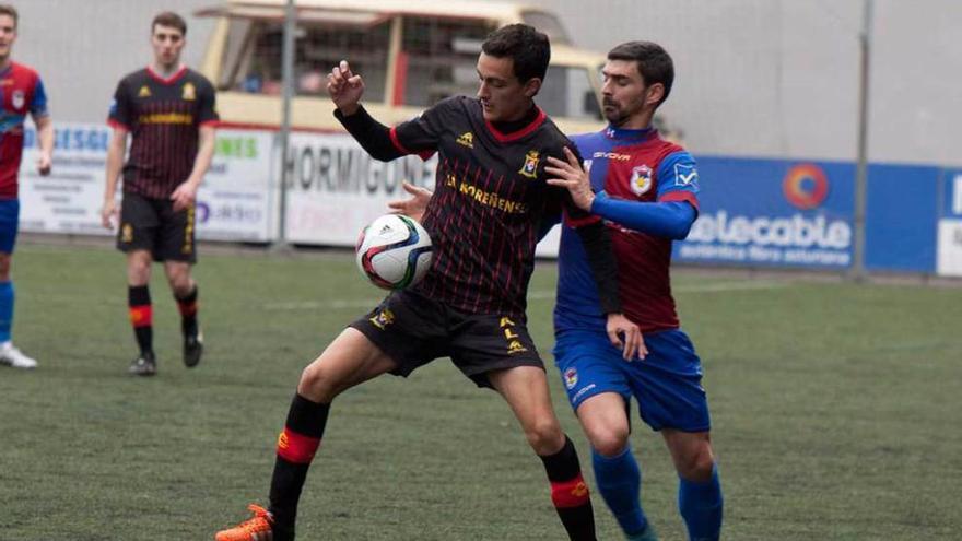 Calvillo disputa un balón con Carlos Peña en el duelo ante el Condal.