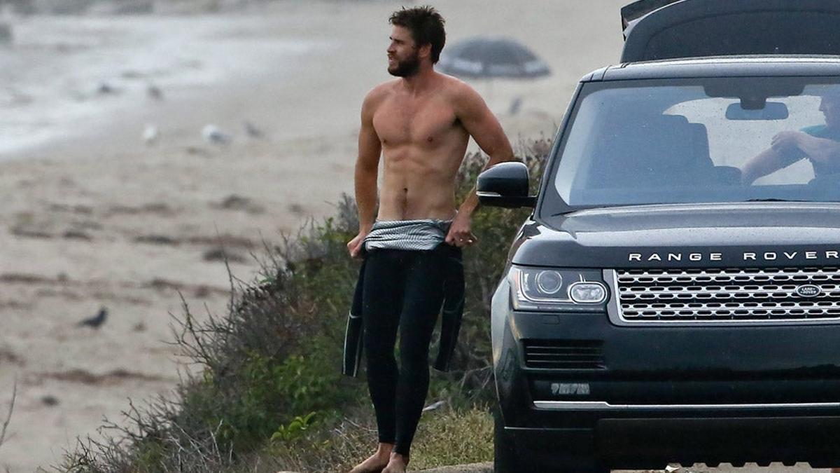 Liam Hemsworth después de hacer surf