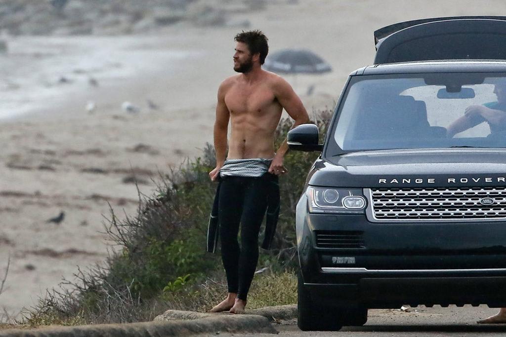 Liam Hemsworth después de hacer surf