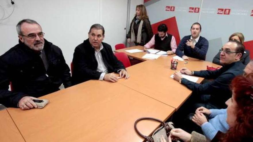 Imagen de la reunión de urgencia celebrada ayer por el PSOE de Benidorm .