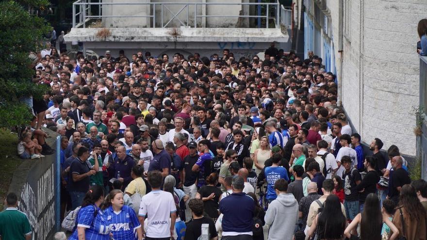 Aficionados del Deportivo reunidos en la Torre de Marathon